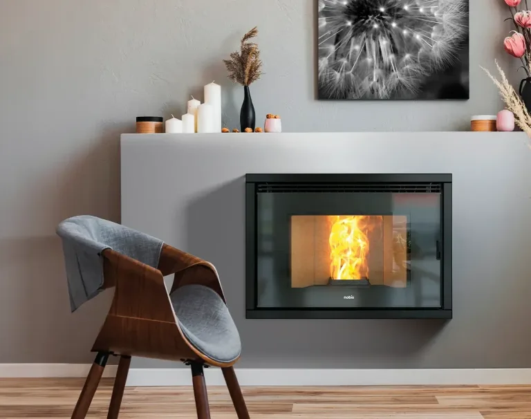 Insert à granulés encastré dans un séjour contemporain