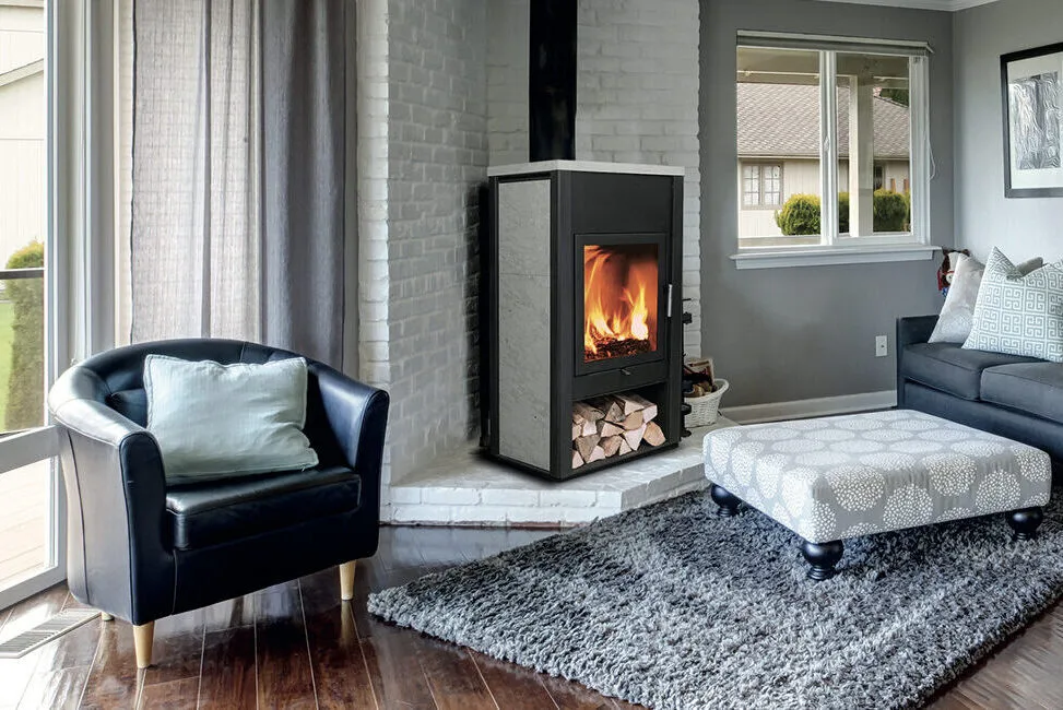 Poêle à bois avec rangement à bûches intégré, installé dans un salon