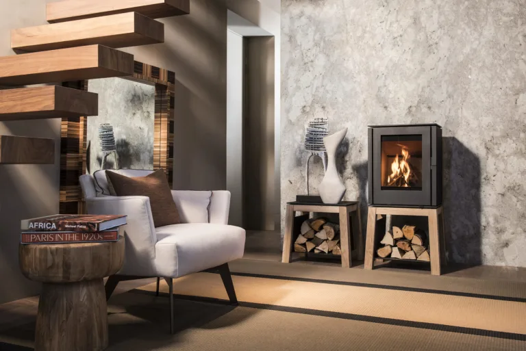 Poêle à bois design Richard Le Droff sur socle avec rangement à bûches