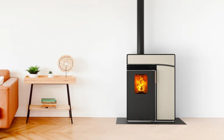 Poêle à granulés Hoben H6 Horizon Classic habillage crème dans un salon contemporain
